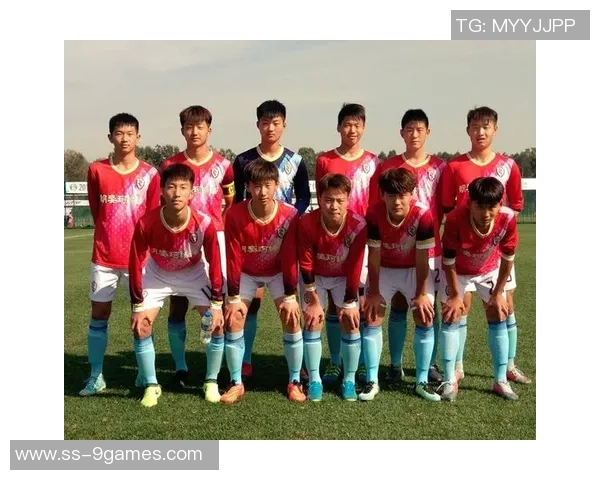 尹韩龙外围突施冷箭完美世界波打破僵局——足球场上的青春之光